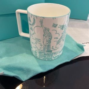 Statue liberty mug with a blue ring top